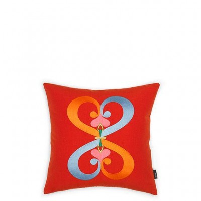 VITRA siuvinėta dekoratyvinė pagalvėlė „Double Heart“, raudona su margais raštais
